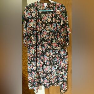 LuLaRoe SHIRLEY 27”PTP Beautiful Floral Black Background Kimono Size: M
